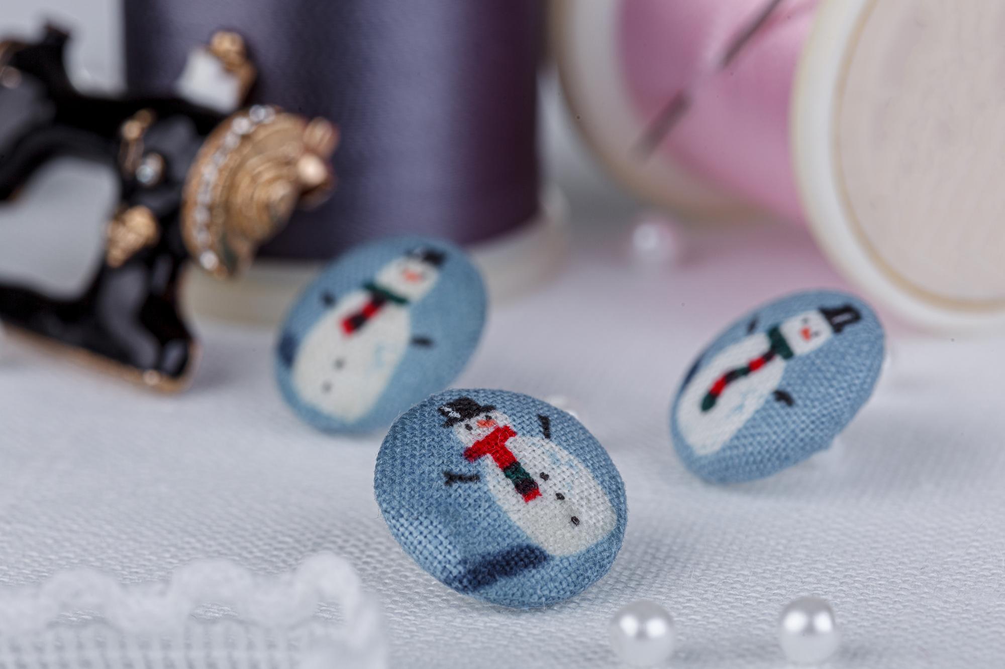 Miniatura haftowanej broszki